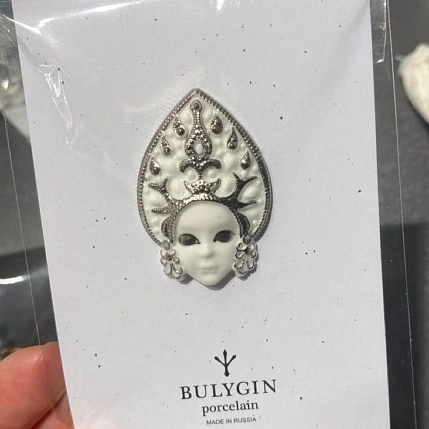 Брошь ручной работы Фарфор Булыгина «Кокошник», бело-серебристая, фото 5.
