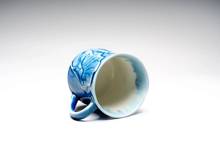 Кружка ручной работы Керамика Александры Пылиной «Лотосы», синяя, фарфор, 350 мл, фото 5.