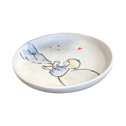 Тарелка ручной работы НАДО ЖЕ Девочка с книжкой, керамика, 13-14 см, фото 1.