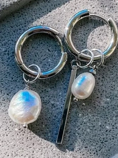 Асимметричные серьги-конго с планкой «Светлый перламутр», родированная латунь, перламутр, жемчуг