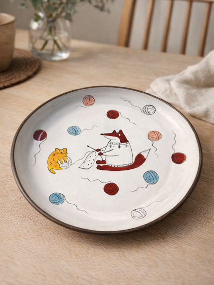 Тарелка ручной работы с бортиком Лис с вязанием, белая, 17 см, фото 2.