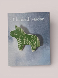 Брошь ручной работы Лошадка и травы, зеленая, керамика