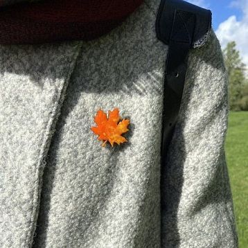 Брошь ручной работы Кленовый лист, оранжевая, дерево, фото 3.