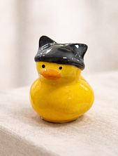 Керамическая фигурка Уточка в черной шапке с ушками, 7 см
