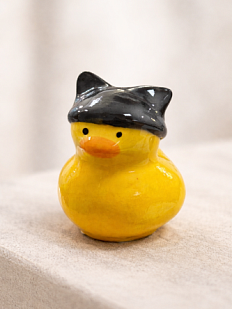 Керамическая фигурка Уточка в черной шапке с ушками, 7 см