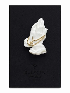 Брошь ручной работы Фарфор Булыгина «Молитва», бело-золотистая