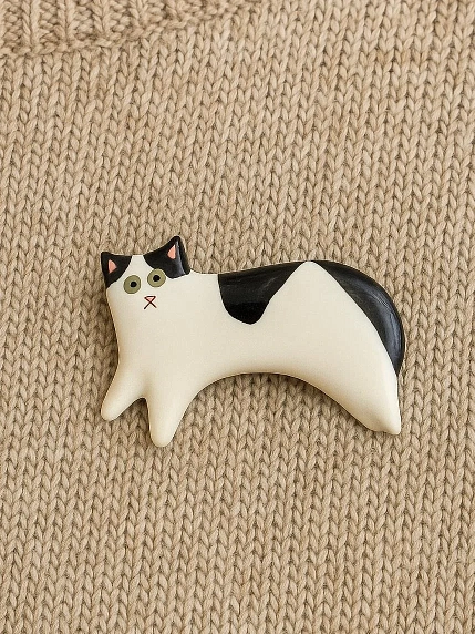 Брошь ручной работы Екатерина Юдо «Лежащий бело-чёрный кот», керамика, фото 4.