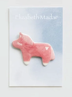 Брошь ручной работы Elizabeth Madar Лошадка с сердечком, винная, керамика