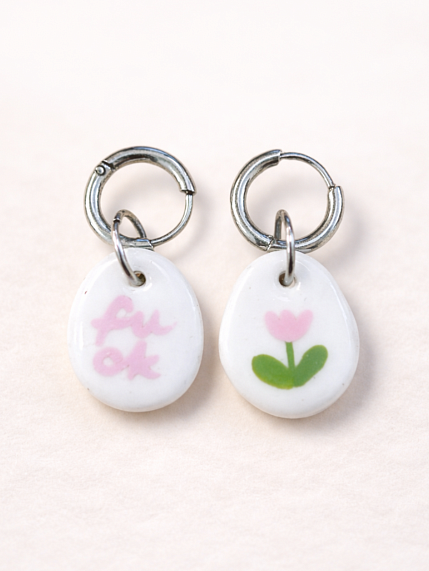 Серьги-конго Радость Рядом «F*ck и цветочек», полимерная глина, белые, фото 1.