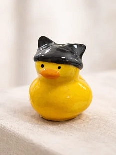 Керамическая фигурка Уточка в черной шапке с ушками, 7 см