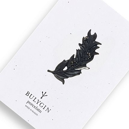 Брошь ручной работы Bulygin «Веточка оливы», фарфор, чёрно-серебристая, фото 1.