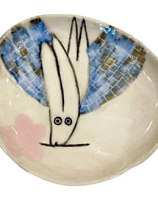 Блюдце ручной работы Катибо Заяц с большим розовым цветком, керамика, 14 см