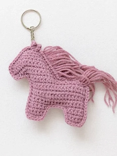 Вязаный брелок «Лошадка», сиреневый
