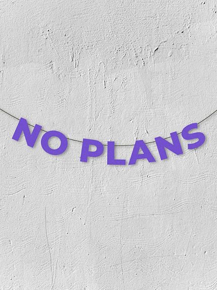 Гирлянда из фиолетовых букв «No plans», фото 1.