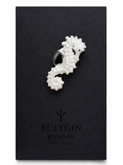 Брошь ручной работы Bulygin «Морской конёк», бело-серебристая, фарфор, фото 1.