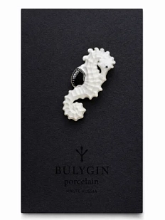 Брошь ручной работы Фарфор Булыгина «Морской конёк», бело-серебристая