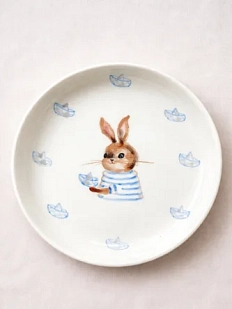 Тарелка ручной работы Ким керамика с бортиком Зайка с бумажными корабликами, белая, фарфор, 16 см