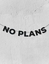 Гирлянда из чёрных букв «No plans»