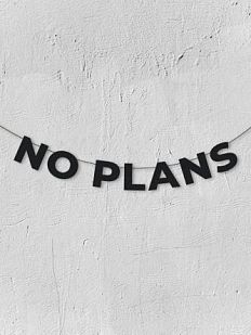Гирлянда из чёрных букв «No plans»