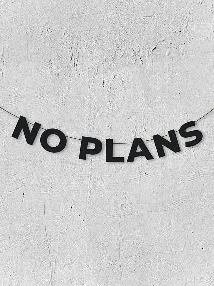 Гирлянда из чёрных букв «No plans», фото 1.