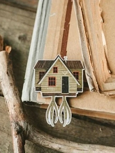 Брелок «Домик на курьих ножках», дерево