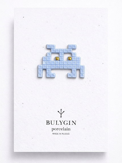 Брошь ручной работы Фарфор Булыгина «Захватчик» №2, синяя, фото 1.