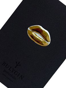 Брошь ручной работы Bulygin «Губы», фарфор, бело-золотистая