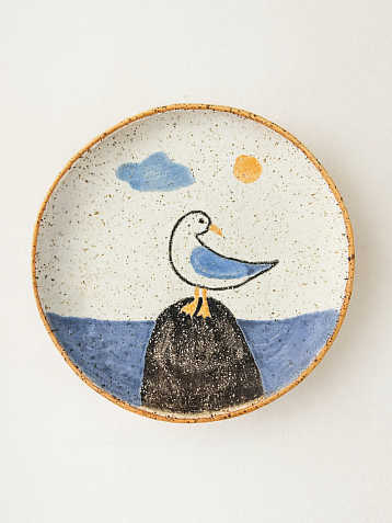 Тарелка ручной работы «Чайка на камне», белая, керамика, 17 см, фото 1.