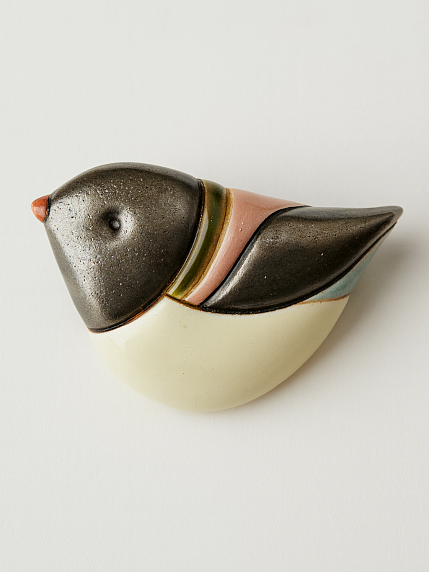 Брошь ручной работы «Снегирь», серо-зелёная, керамика, фото 1.