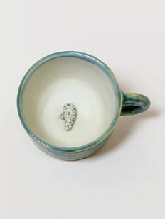 Кружка ручной работы Мама Черепаха с фигуркой внутри Тюлень, зелёная, керамика, 400 мл