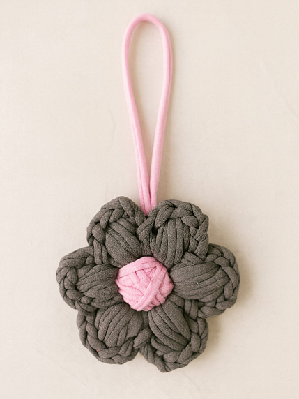 Вязаный обвес «Цветок», тёмно-серый, 10 см, фото 1.