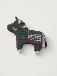 Брошь ручной работы Elizabeth Madar Лошадка в пончо, серая, керамика