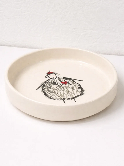 Тарелка ручной работы Мария Гордеева Овечка в красном берете, белая, полуфарфор, 14 см, фото 2.