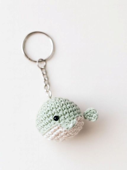 Вязаный брелок, обвес на сумку, «Кит», серо-зеленый, 4 см, фото 3.