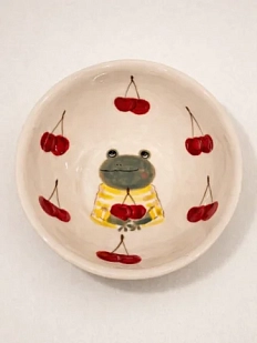 Тарелка глубокая ручной работы Ким керамика Лягушка с вишенками, белая, фарфор, 12 см