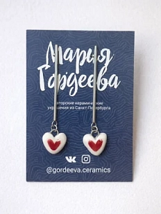 Серёжки-гвоздики Мария Гордеева Сердечки, на планке, керамика, красные с белым