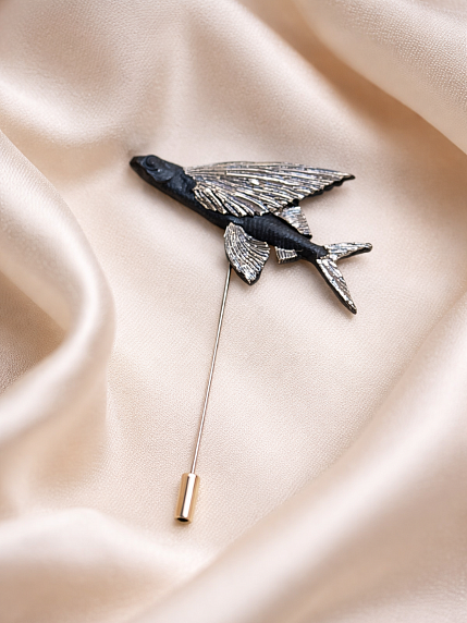 Брошь ручной работы Bulygin «Летучая рыба», фарфор, чёрно-серебристая, фото 2.