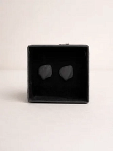 Сережки-гвоздики «Плоские ракушки», черные, фарфор