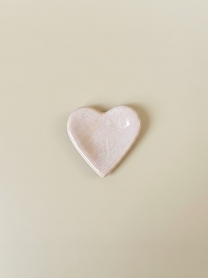 Блюдце ручной работы Августа в виде сердечка, лавандовое, керамика, 6 см, фото 1.