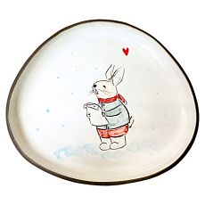 Тарелка ручной работы Зайка под снегом, керамика, 21*19 см