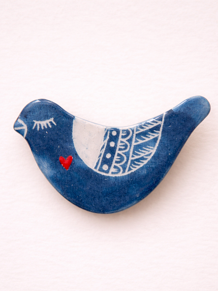 Брошь ручной работы Elizabeth Madar Голубка с сердечком, синяя, керамика, фото 1.