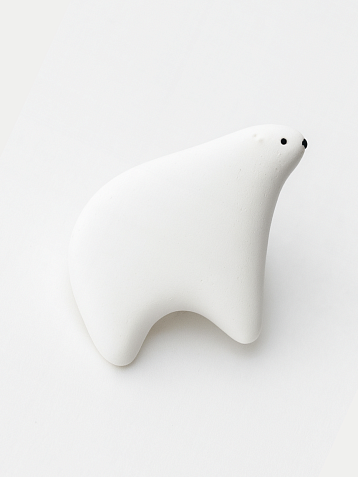 Брошь ручной работы Екатерина Юдо «Белый медведь», керамика, фото 1.