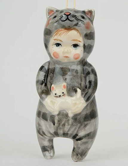 Ёлочная игрушка Ким керамика «Малыш в костюме котика», 10 см, фарфор, фото 1.