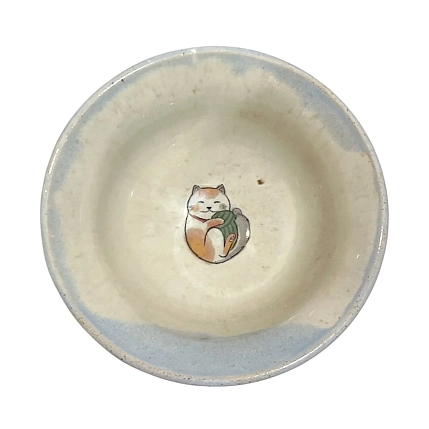 Блюдце ручной работы Керемет «Котик с клубком», голубое, керамика, 12 см, фото 1.