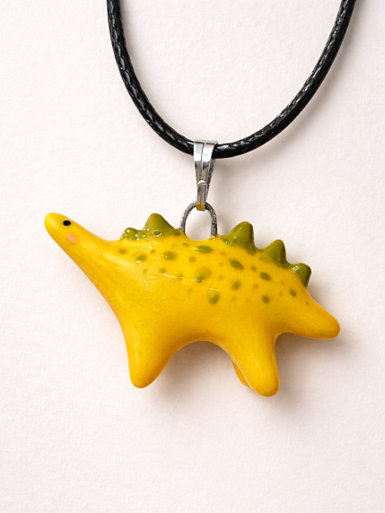 Подвеска ручной работы с динозавром «‎Стегозавр»‎, жёлтый, керамика, фото 1.