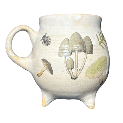 Кружка-котелок ручной работы Керумбия на ножках «Грибы», песочная, керамика, 350 мл, фото 2.