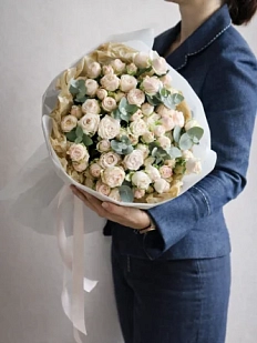 Букет из пионовидных кустовых роз