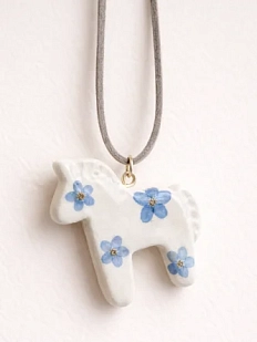 Подвеска ручной работы Счастливые истории «Лошадка» в незабудках, полимерная глина