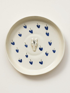 Тарелка ручной работы с фигуркой Лошадка, белая с синими сердечками, полуфарфор, 18 см