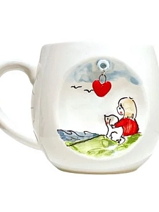 Кружка ручной работы Мальчик с собачкой на берегу с подвеской сердечком, керамика, 300 мл